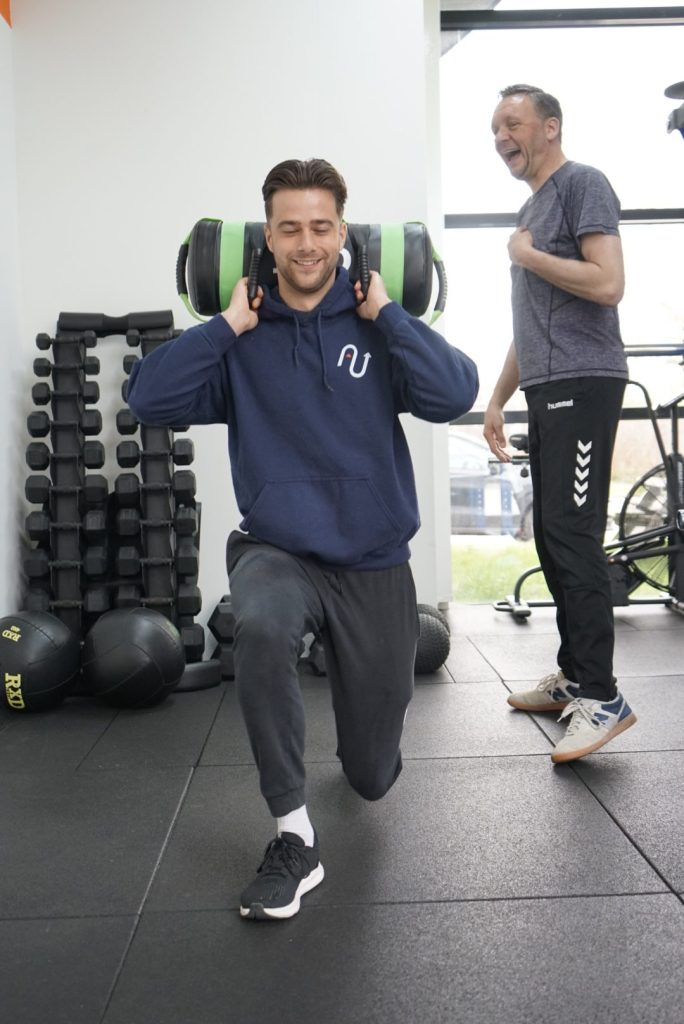 een professionele gym waar 4 weken gratis groepslessen volgen met een goede workout
