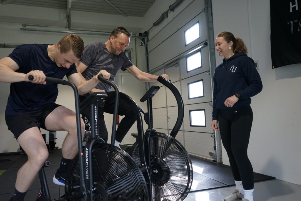 train samen in een groepstraining door de juiste oefeningen te doen met een personal coach sneek